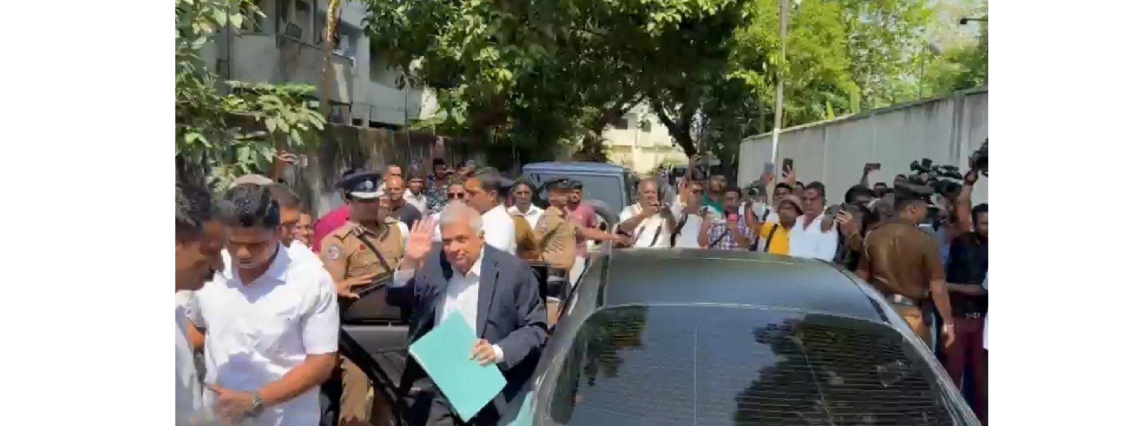 රනිල් අධිකරණ පරිශ්‍රයට පැමිණෙයි..